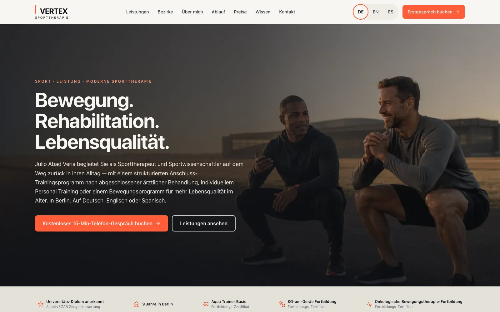 Startseite von Vertex Sporttherapie: dreisprachige Website mit Buchungs-Handlungsaufforderung und Qualifikations-Leiste